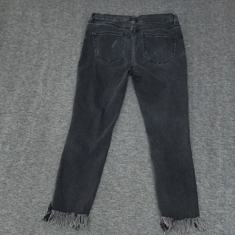 Free People Women's Black Distressed Unfinished Hem Ankle Jeans Size 28